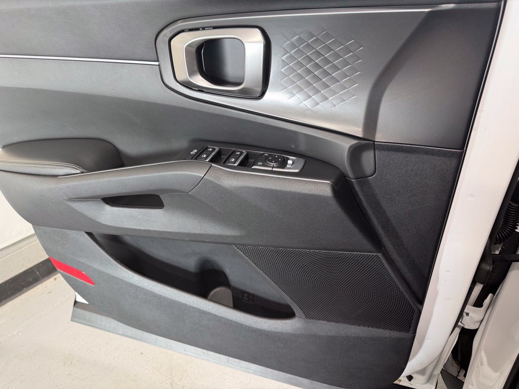 Used 2025 Kia Sorento S AWD/4WD image 16