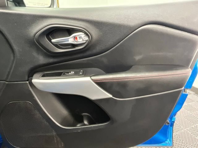 Used 2017 Jeep Cherokee Trailhawk AWD/4WD image 16