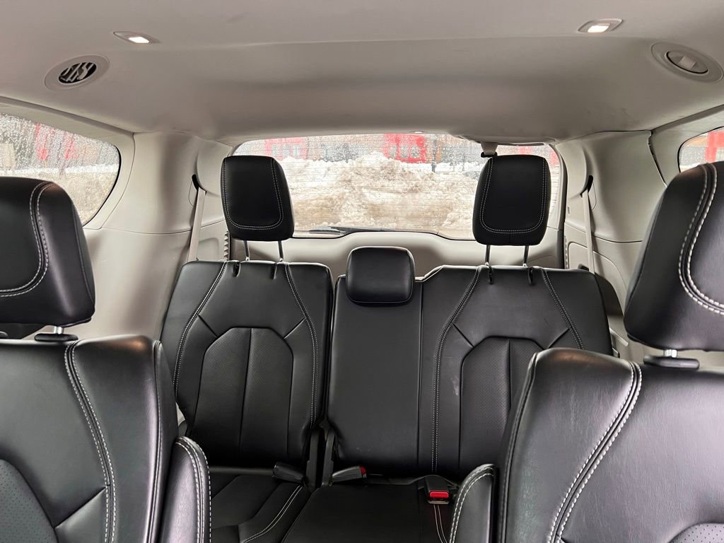 Used 2024 Chrysler Pacifica Touring-L image 10