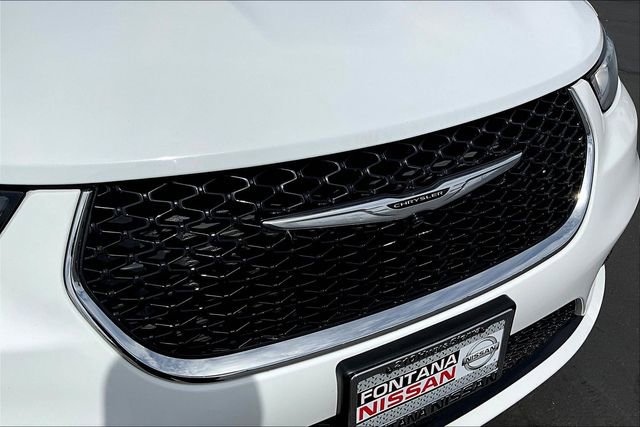 Used 2023 Chrysler Pacifica Limited image 32