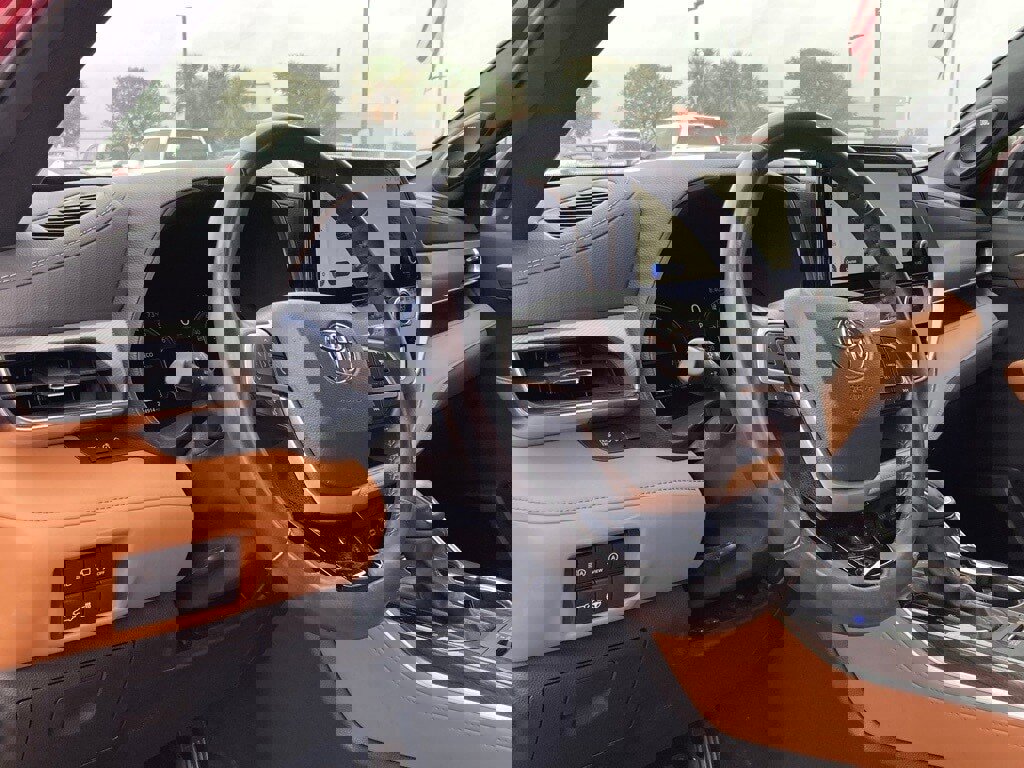 Used 2024 Toyota Highlander Platinum image 9