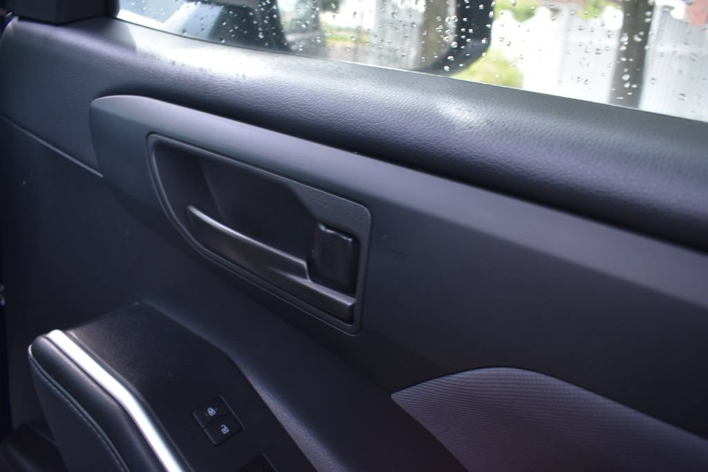 Used 2025 Toyota Highlander LE FWD image 23