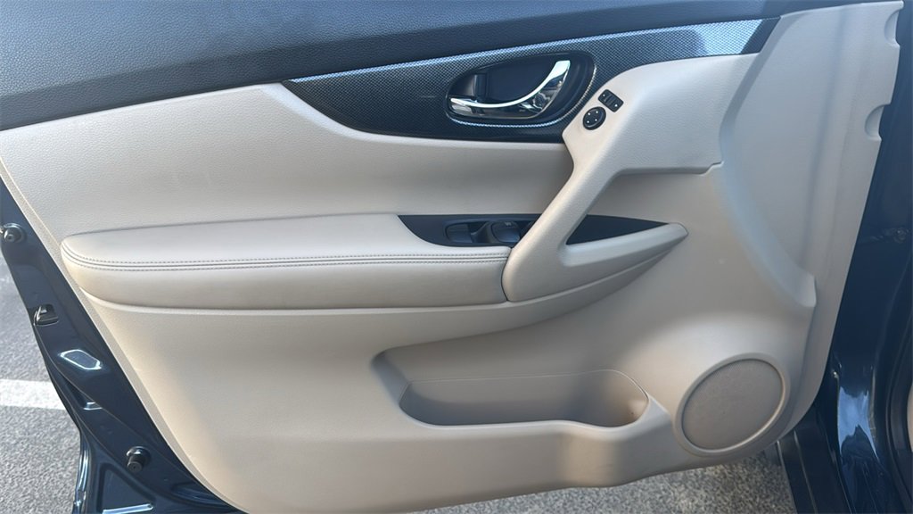 Used 2016 Nissan Rogue SL image 18