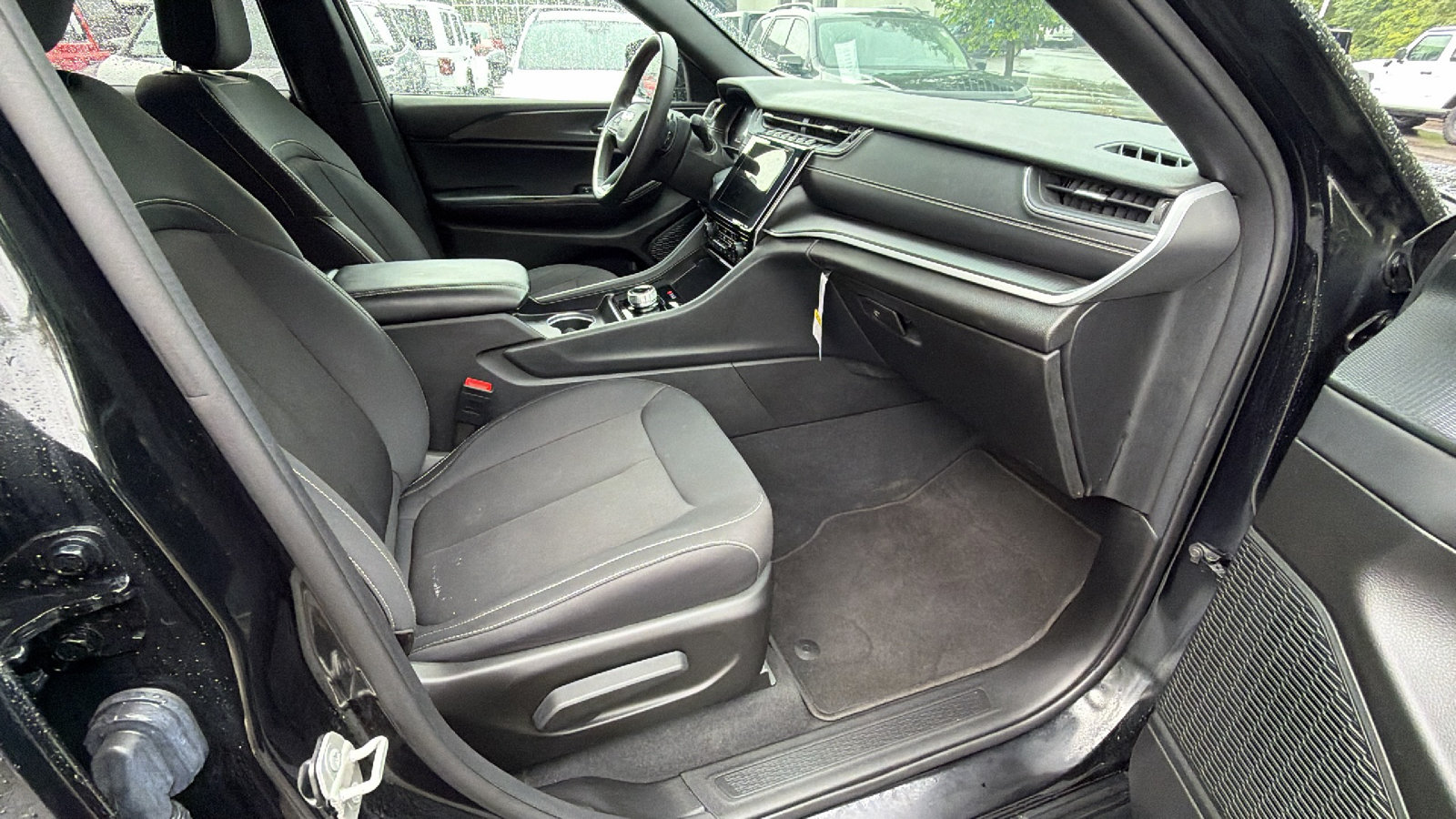 Used 2024 Jeep Grand Cherokee Laredo w/ Luxury Tech Group I AWD/4WD image 19