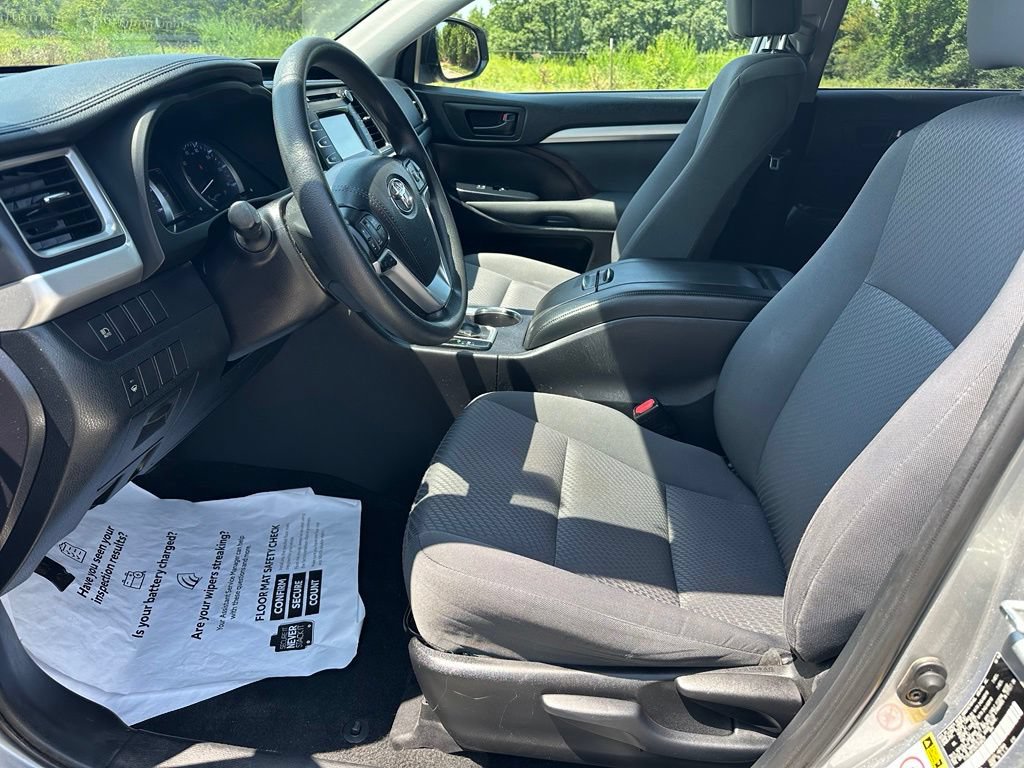 Used 2019 Toyota Highlander LE AWD/4WD image 12