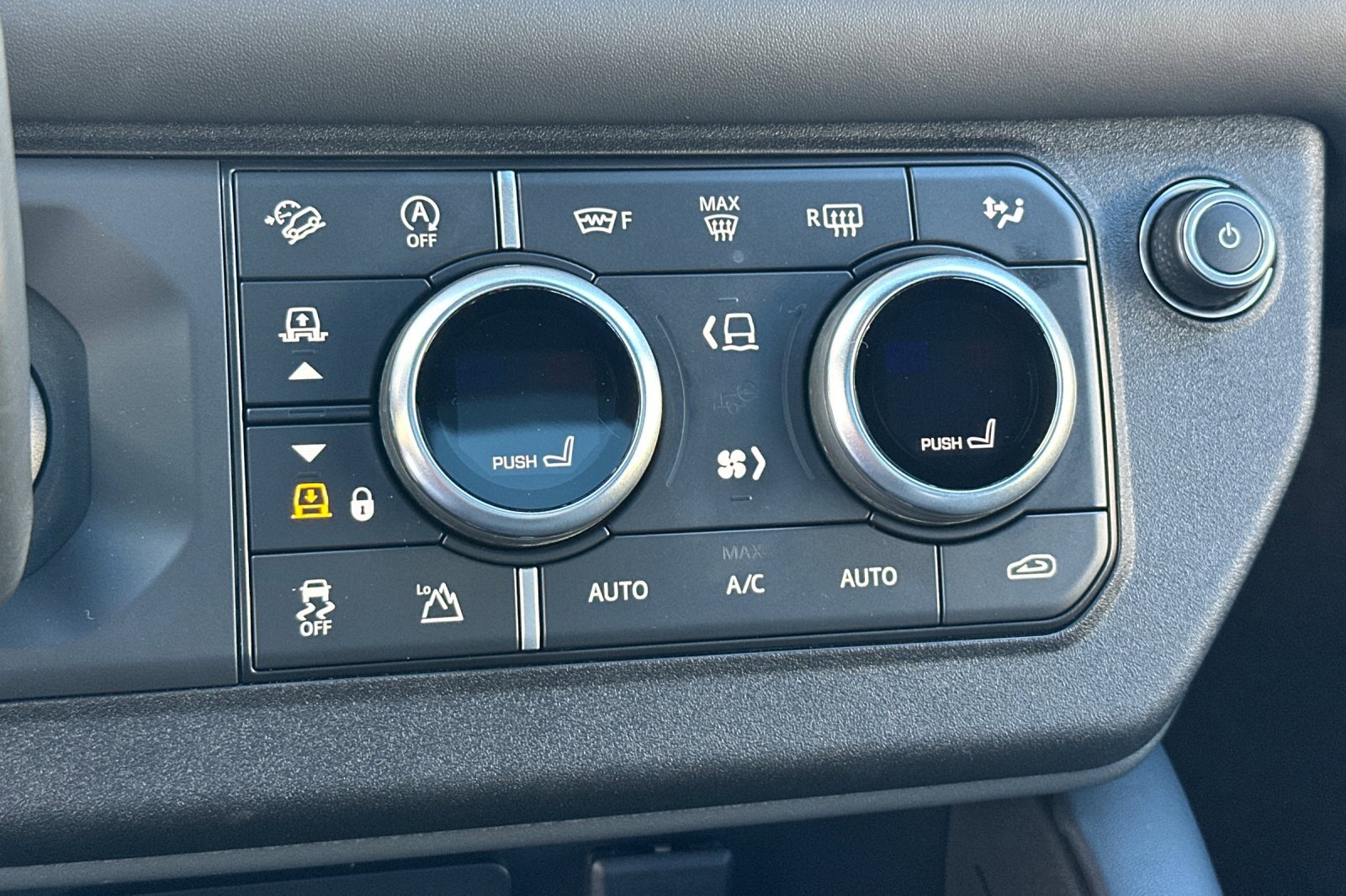 Used 2023 Land Rover Defender 130 X-Dynamic SE image 19