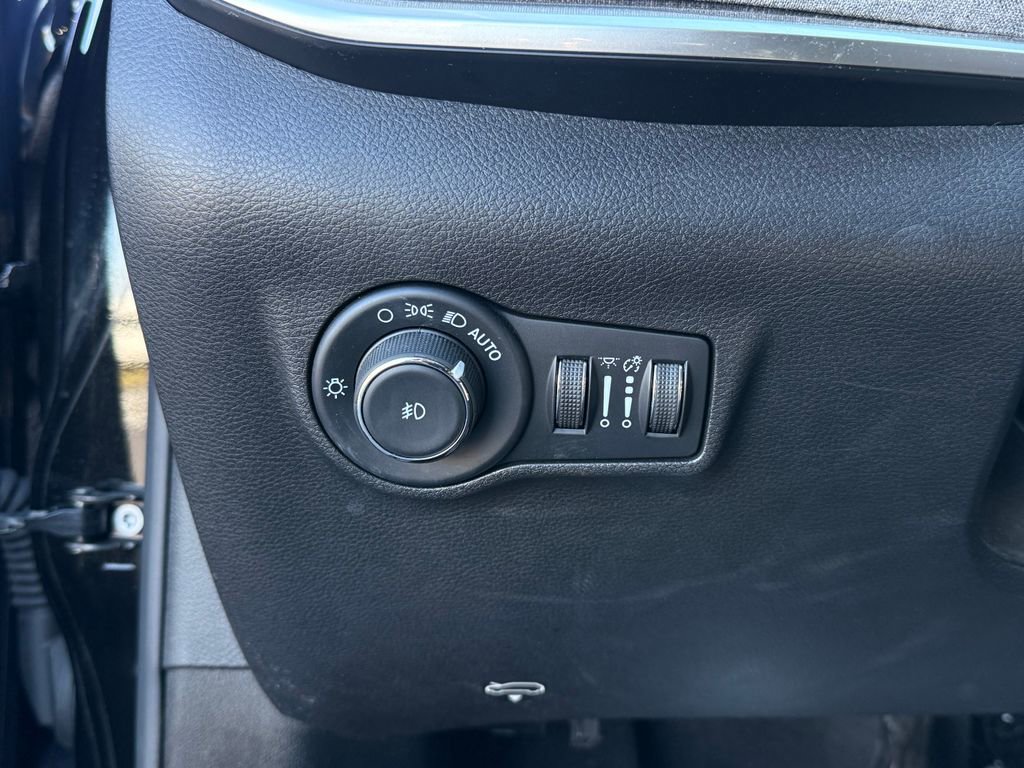 Used 2023 Jeep Compass Latitude image 21