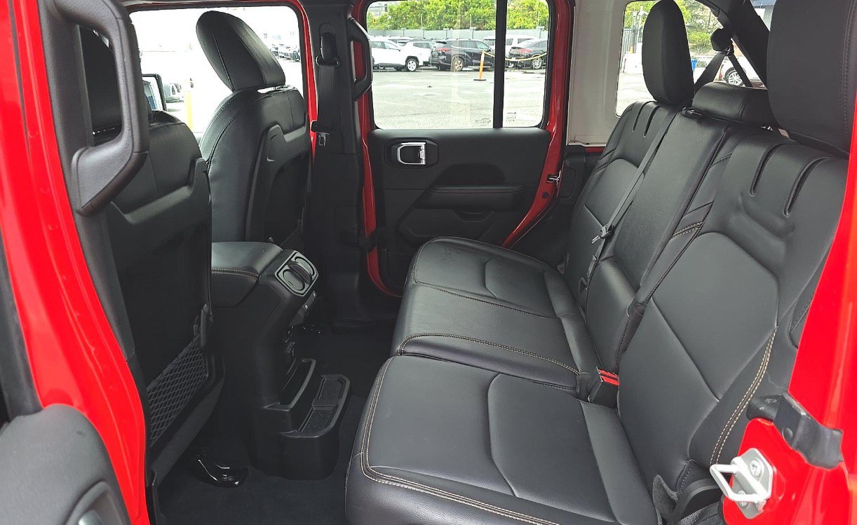 Used 2024 Jeep Wrangler Unlimited Sahara w/ Technology Group AWD/4WD image 10