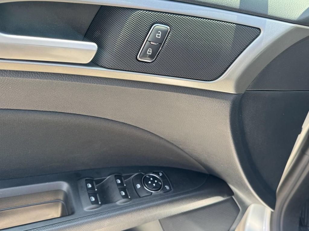 Used 2020 Ford Fusion SE FWD image 15