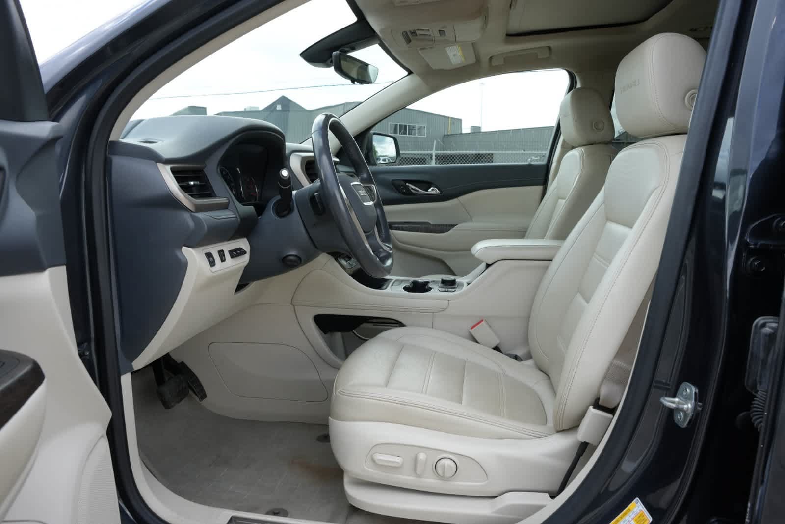 Used 2022 GMC Acadia Denali w/ Denali Ultimate Package FWD image 16