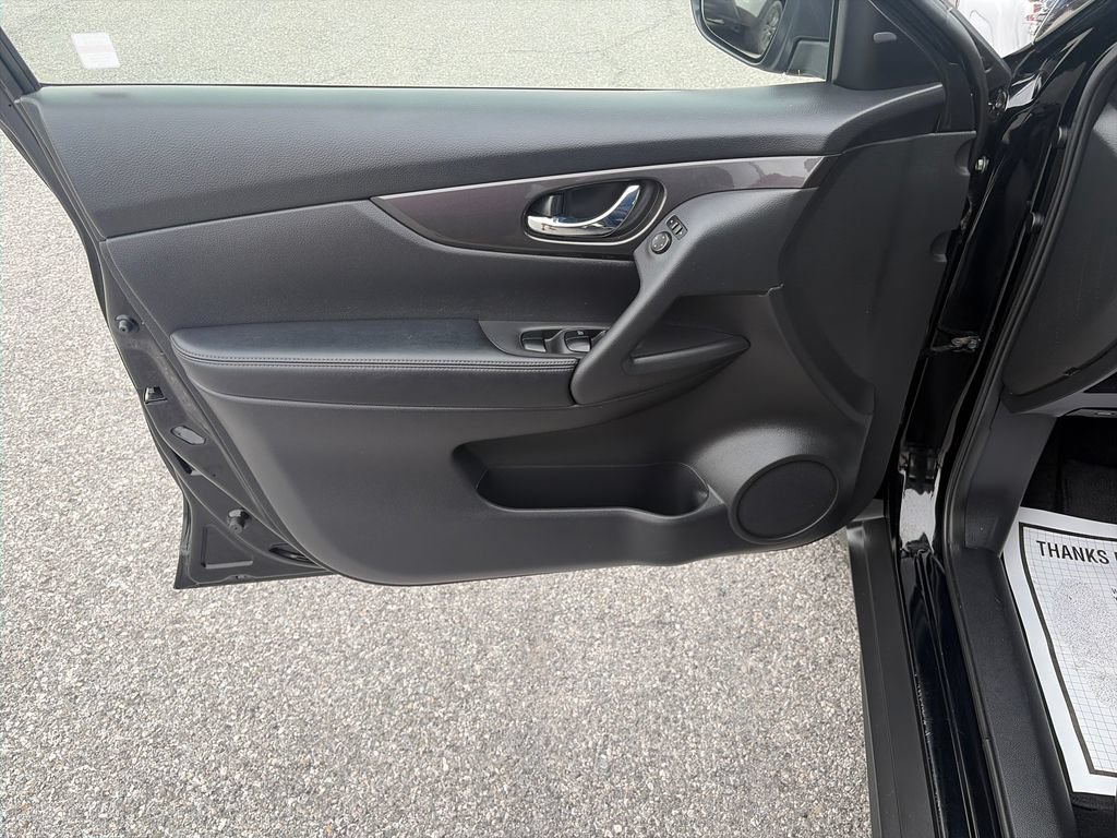 Used 2018 Nissan Rogue SV AWD/4WD image 11