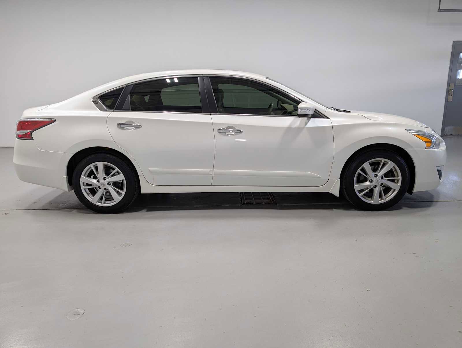 Used 2015 Nissan Altima 2.5 SV w/ Convenience Package FWD image 7