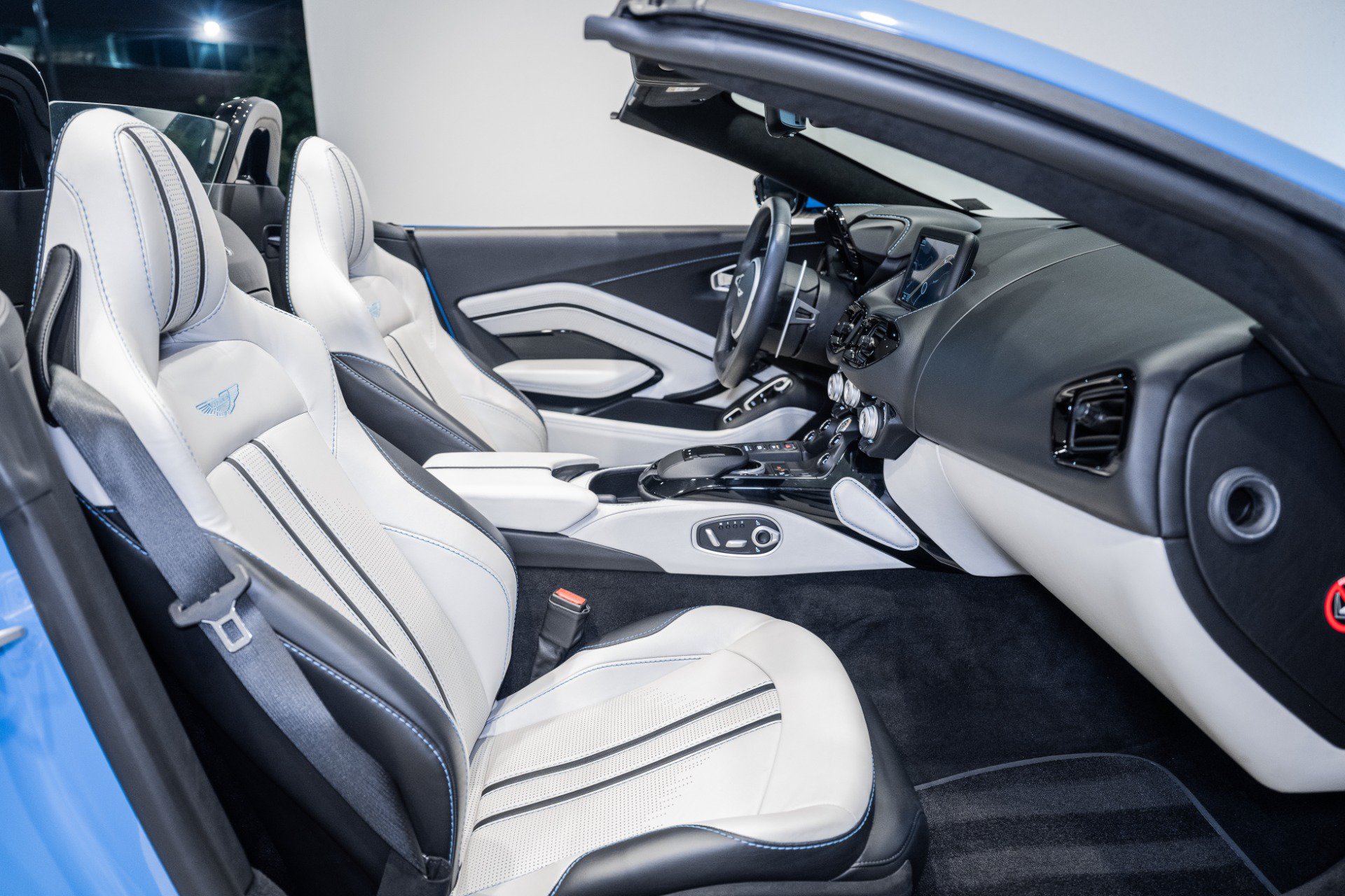 Used 2021 Aston Martin V8 Vantage Roadster RWD image 14