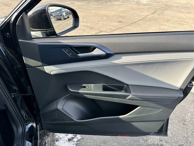 Certified 2024 Volkswagen Taos SE image 22