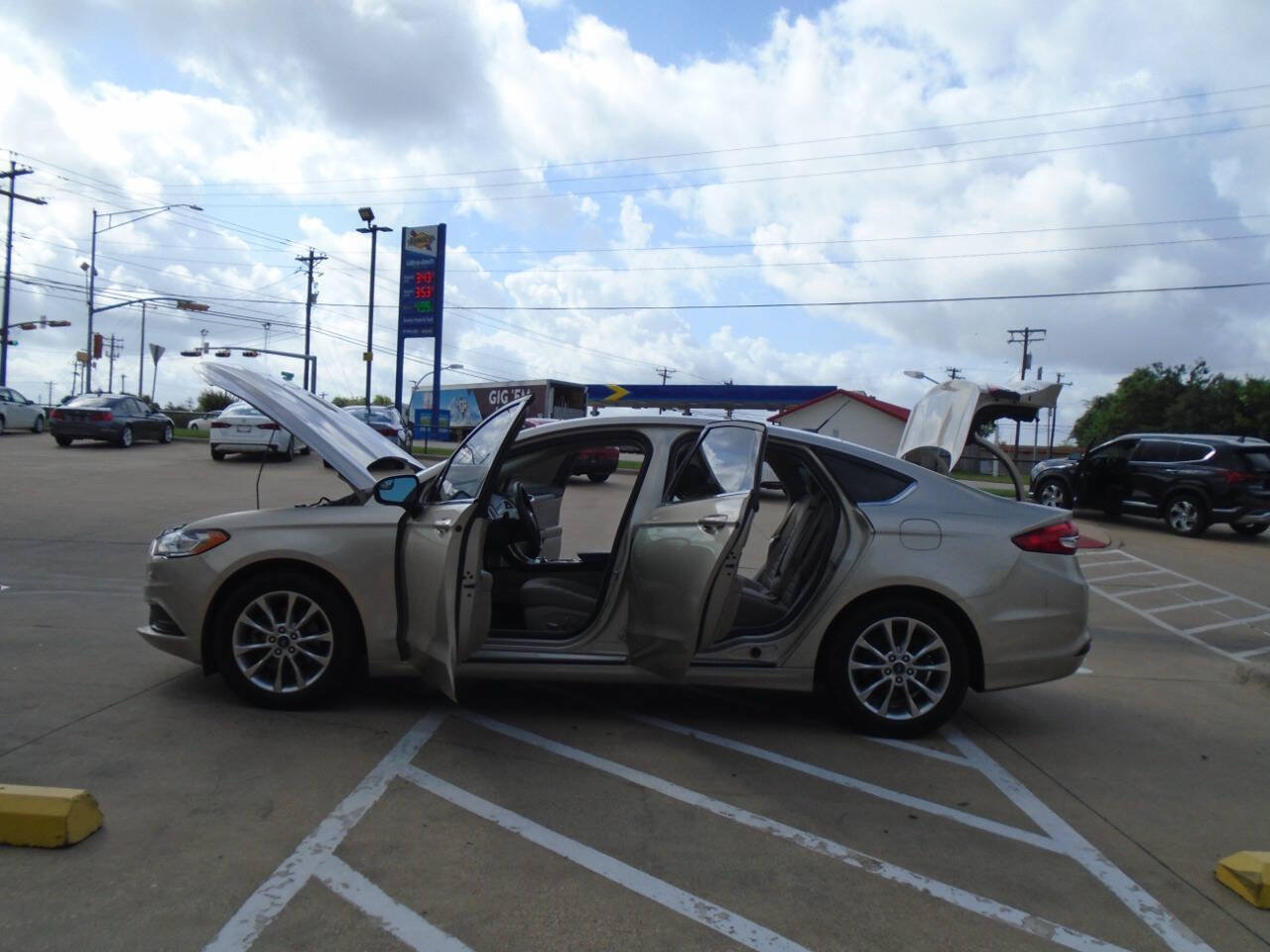 Used 2017 Ford Fusion SE FWD image 25