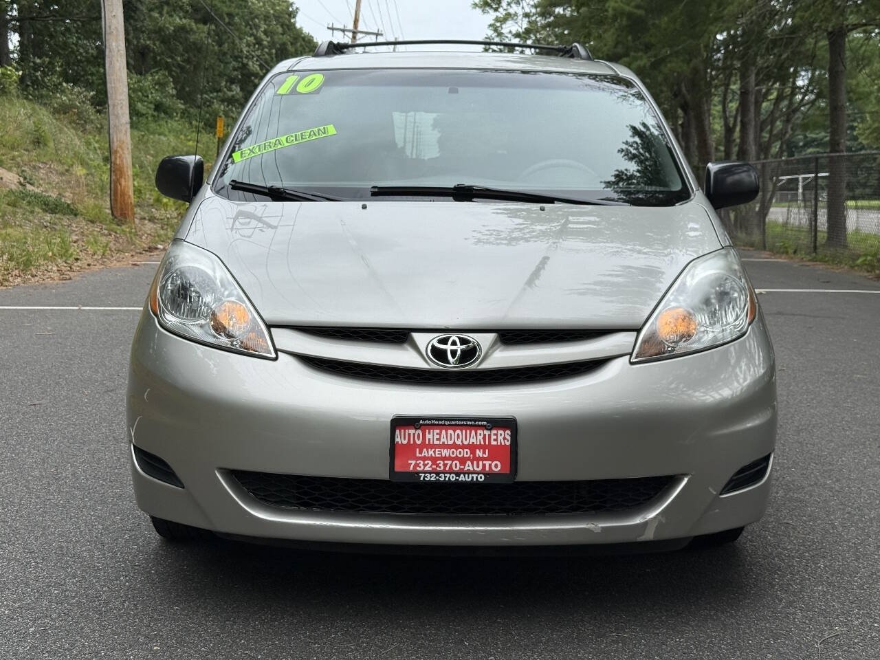 Used 2010 Toyota Sienna LE FWD image 2