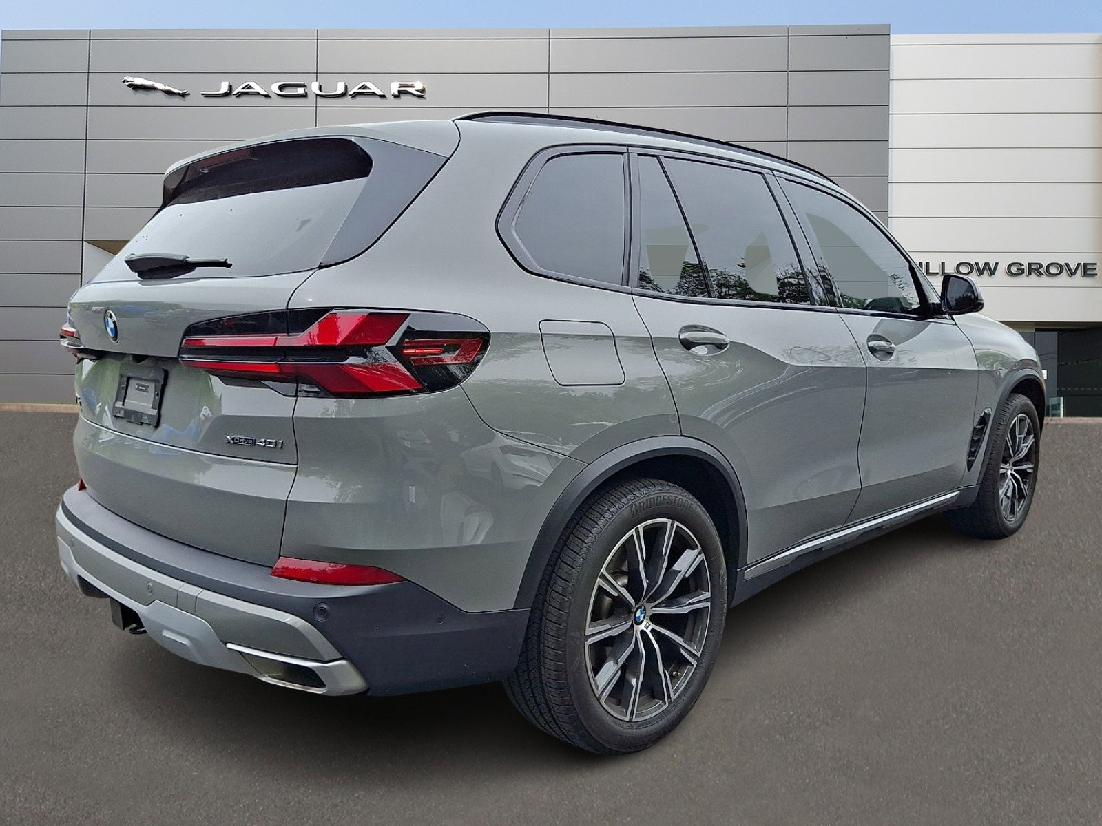 Used 2025 BMW X5 xDrive40i w/ M Sport Package AWD/4WD image 2