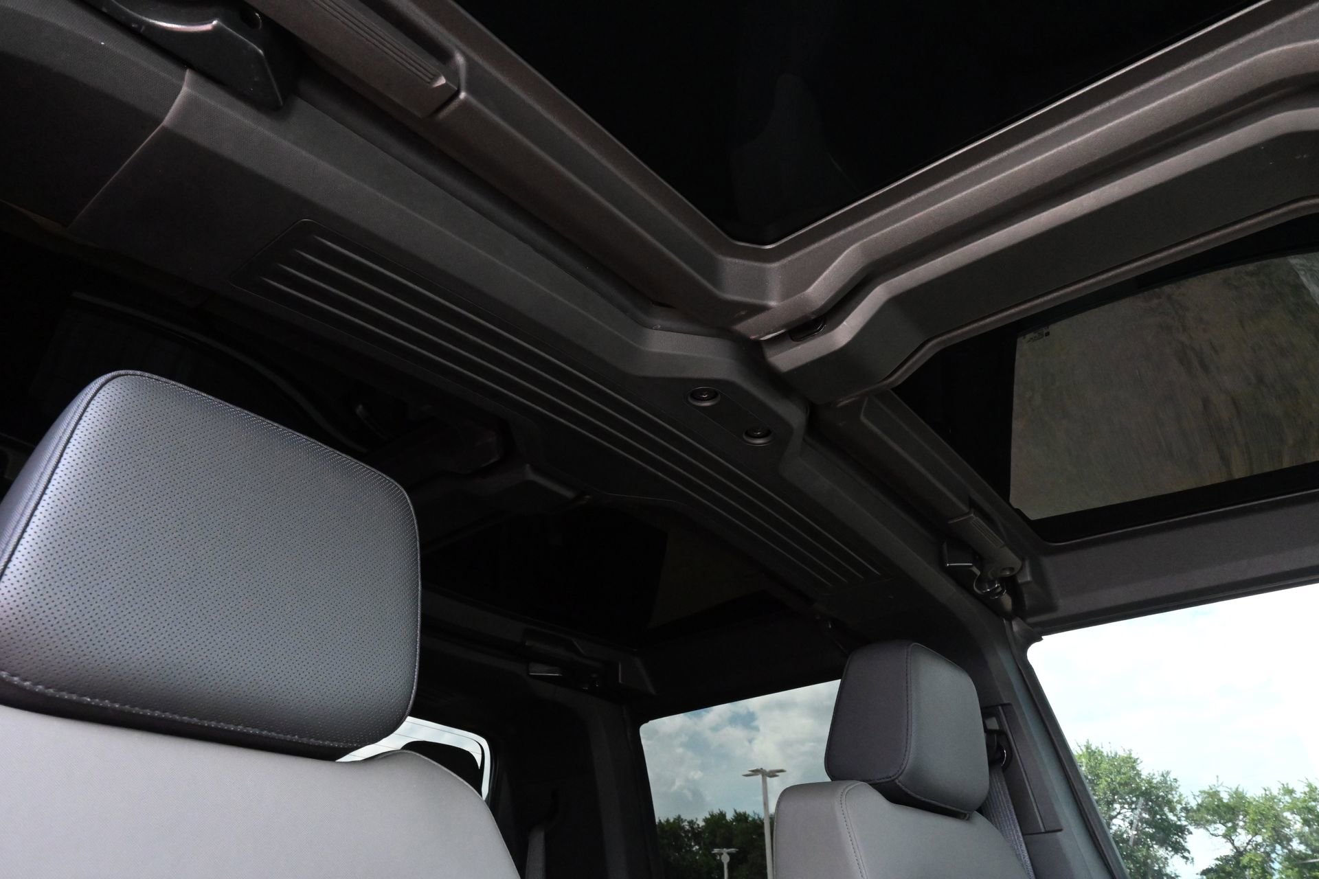 Used 2025 GMC Hummer EV 2X w/ LPO, Sport Package AWD/4WD image 25