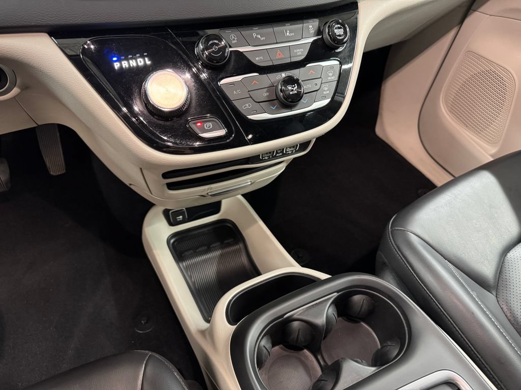 Used 2023 Chrysler Pacifica Touring-L FWD image 23
