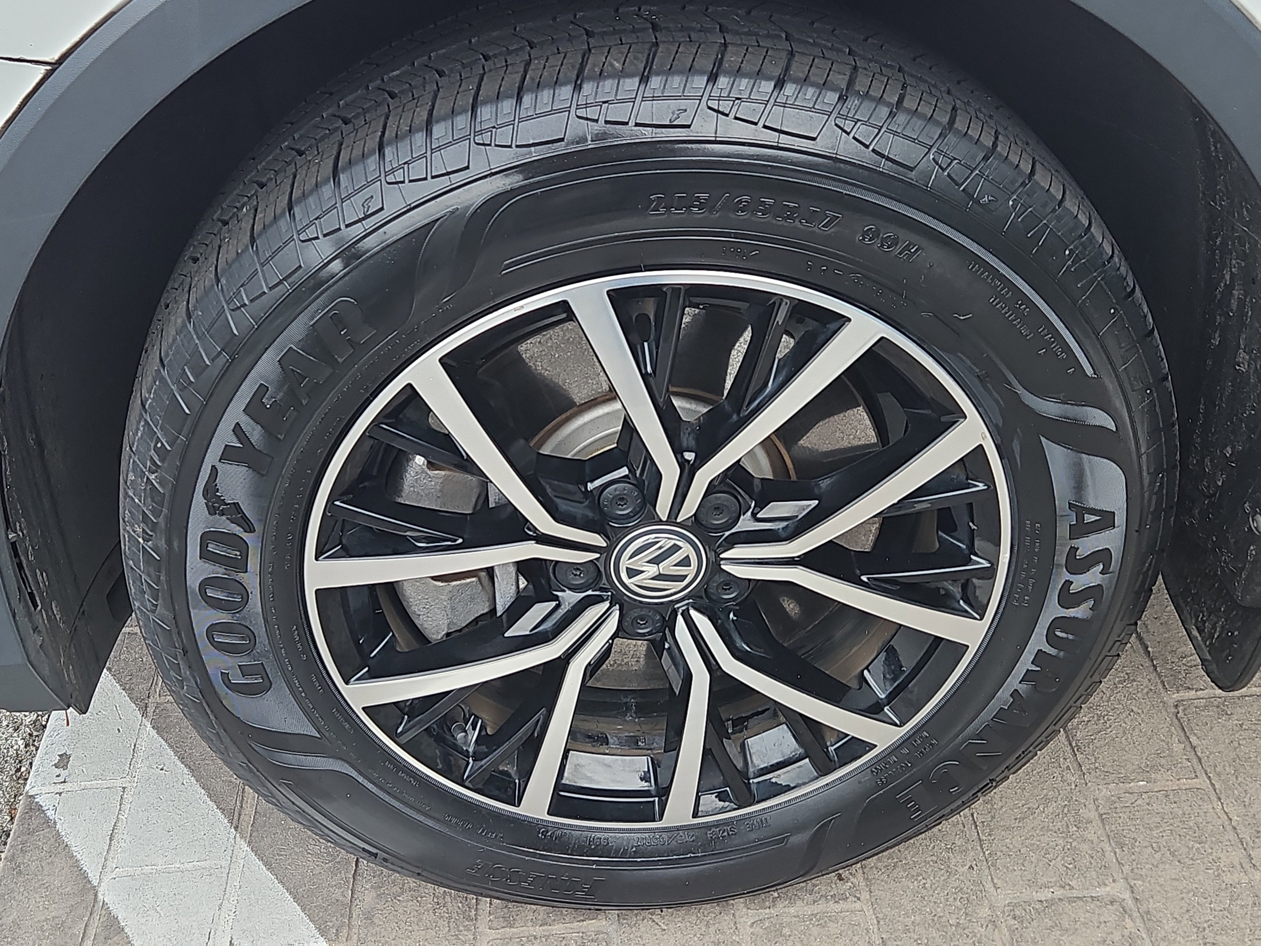 Certified 2021 Volkswagen Tiguan SE w/ Panoramic Sunroof Package image 4