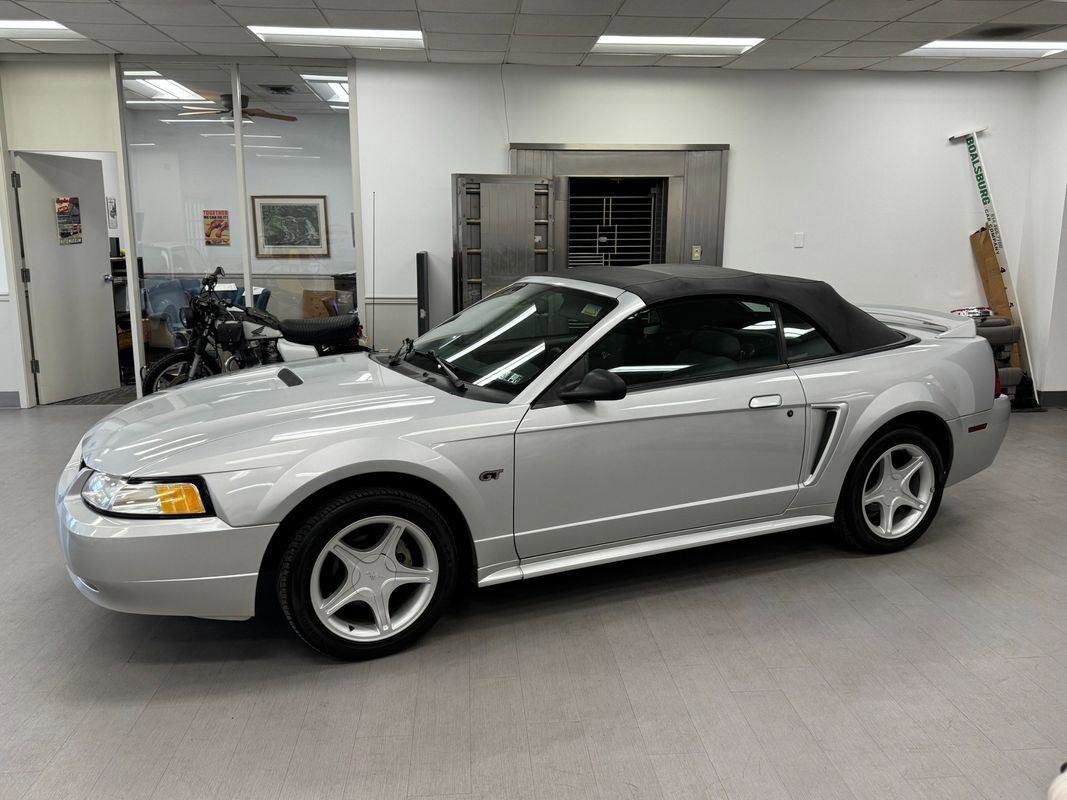 Used 2000 Ford Mustang GT RWD image 2
