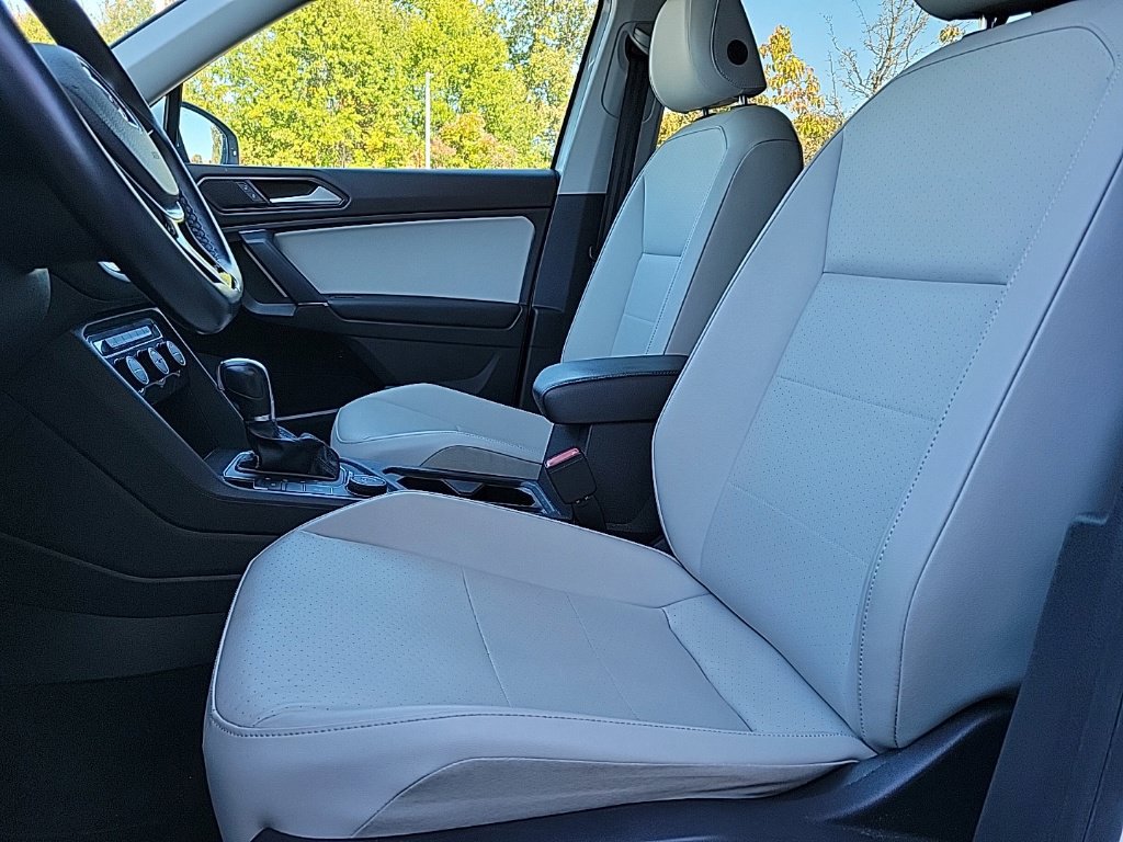 Used 2018 Volkswagen Tiguan SE w/ Panoramic Sunroof Package AWD/4WD image 11