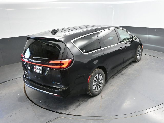 Used 2024 Chrysler Pacifica Limited FWD image 32