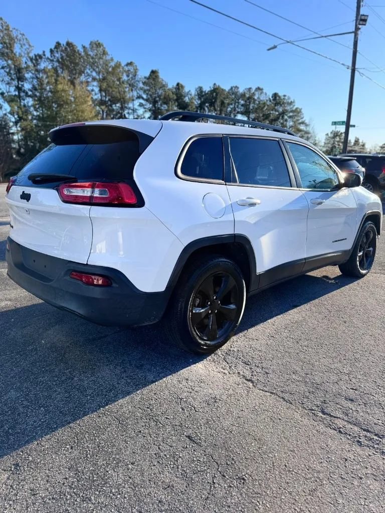 Used 2016 Jeep Cherokee Latitude w/ Cold Weather Group AWD/4WD image 5