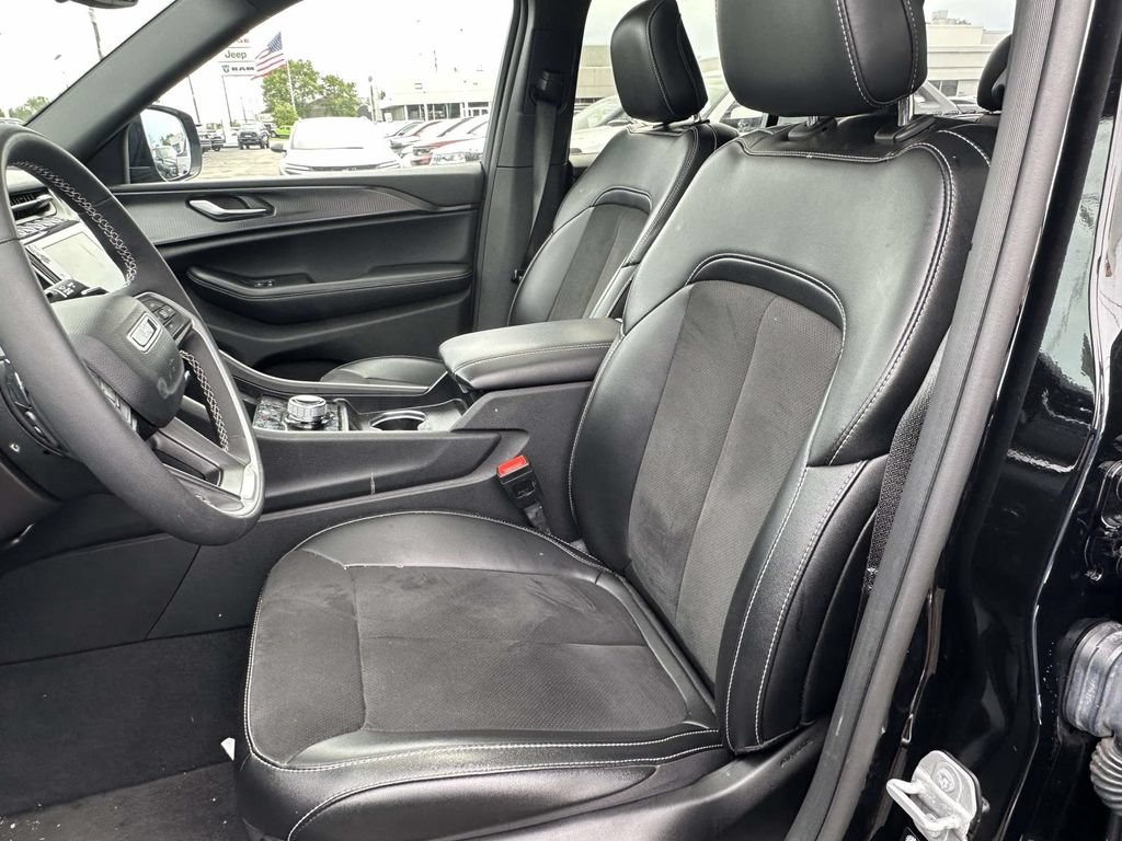Used 2024 Jeep Grand Cherokee Laredo AWD/4WD image 17