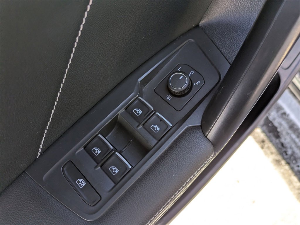 Used 2024 Volkswagen Tiguan SE image 12