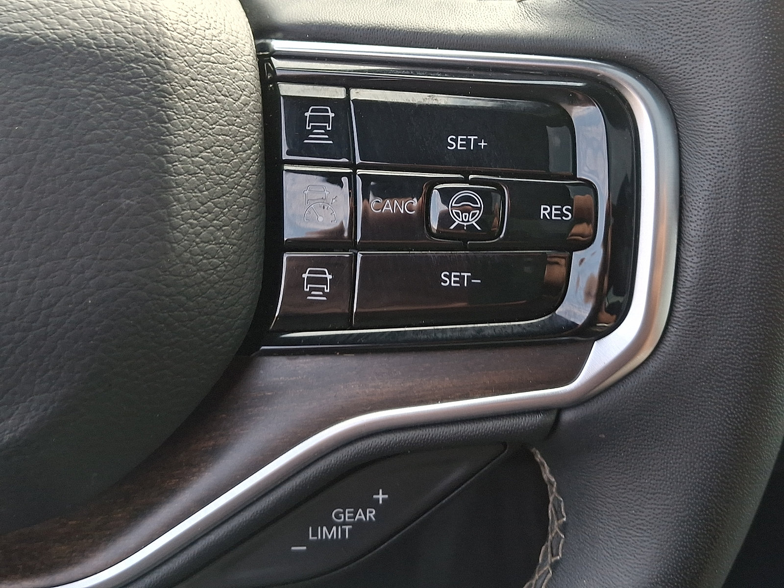 Used 2025 Jeep Grand Wagoneer 4WD image 24