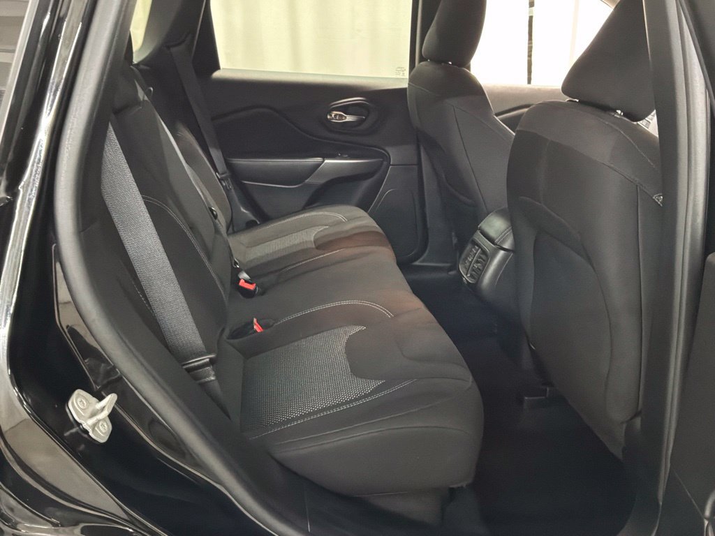 Used 2021 Jeep Cherokee Latitude FWD image 23