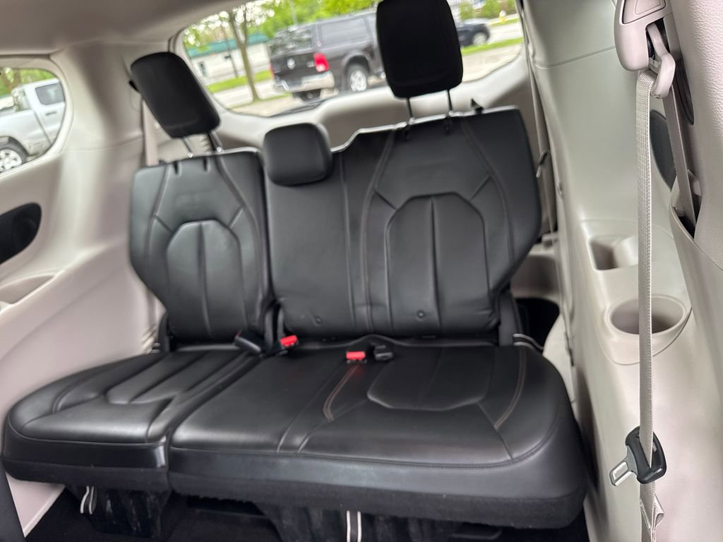 Used 2017 Chrysler Pacifica Touring-L w/ 13 Speaker Alpine Sound Group FWD image 31