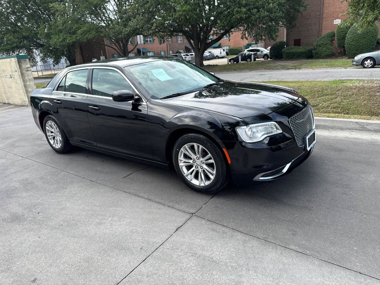Used 2017 Chrysler 300 Limited RWD image 2