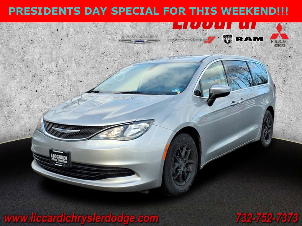 Used 2017 Chrysler Pacifica Touring image 3