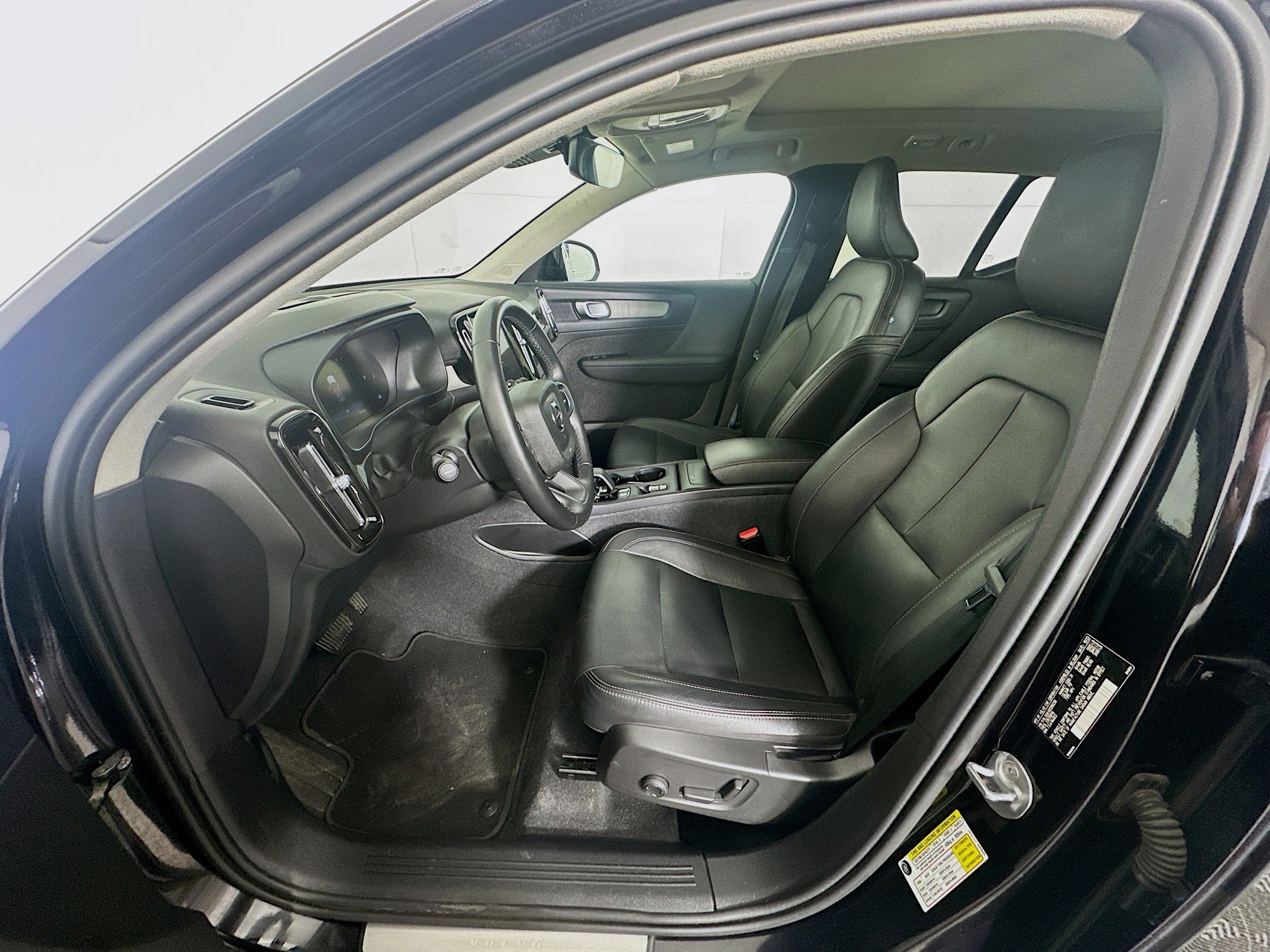 Used 2024 Volvo XC40 B5 Core image 13