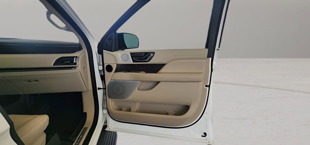 Used 2020 Lincoln Navigator Reserve w/ Luxury Package image 32