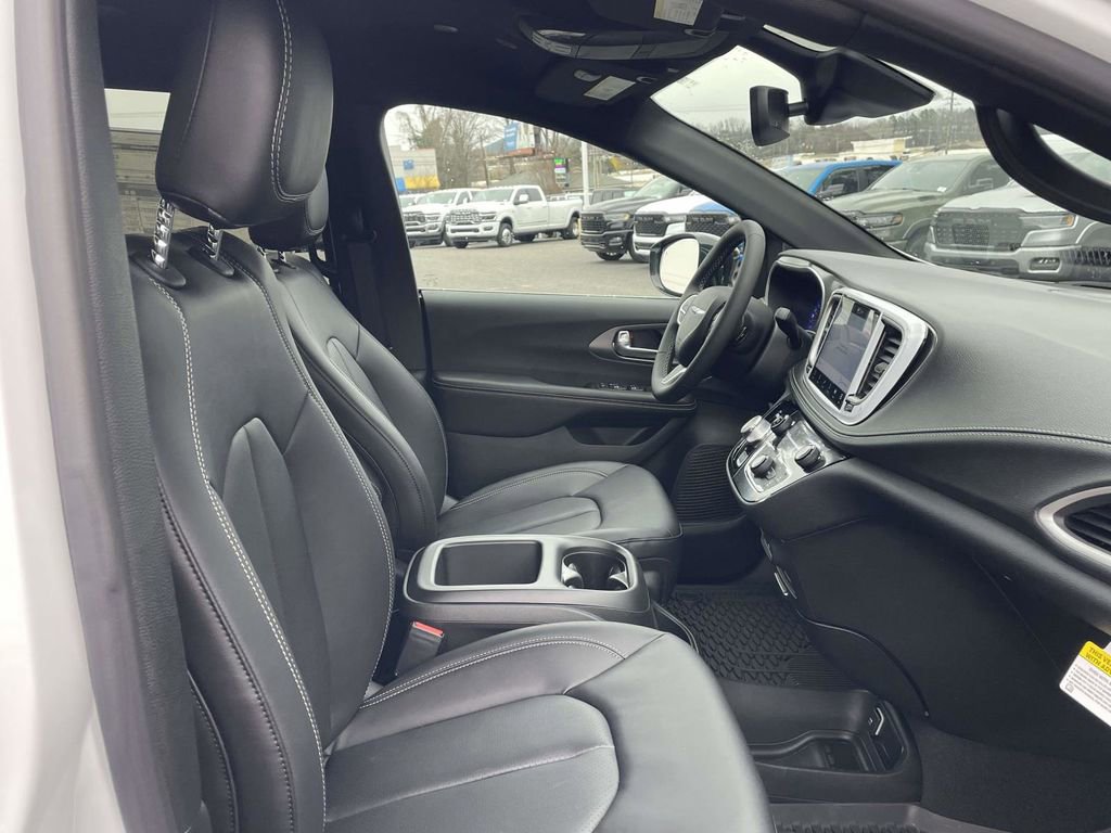 New 2026 Chrysler Pacifica Select image 15