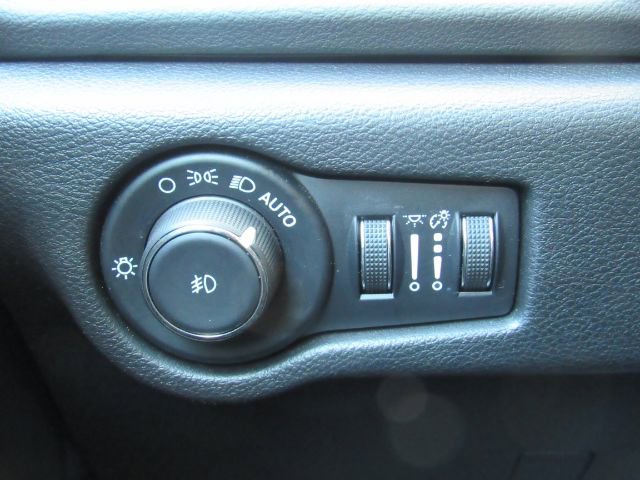 Used 2025 Chrysler Pacifica Select image 40