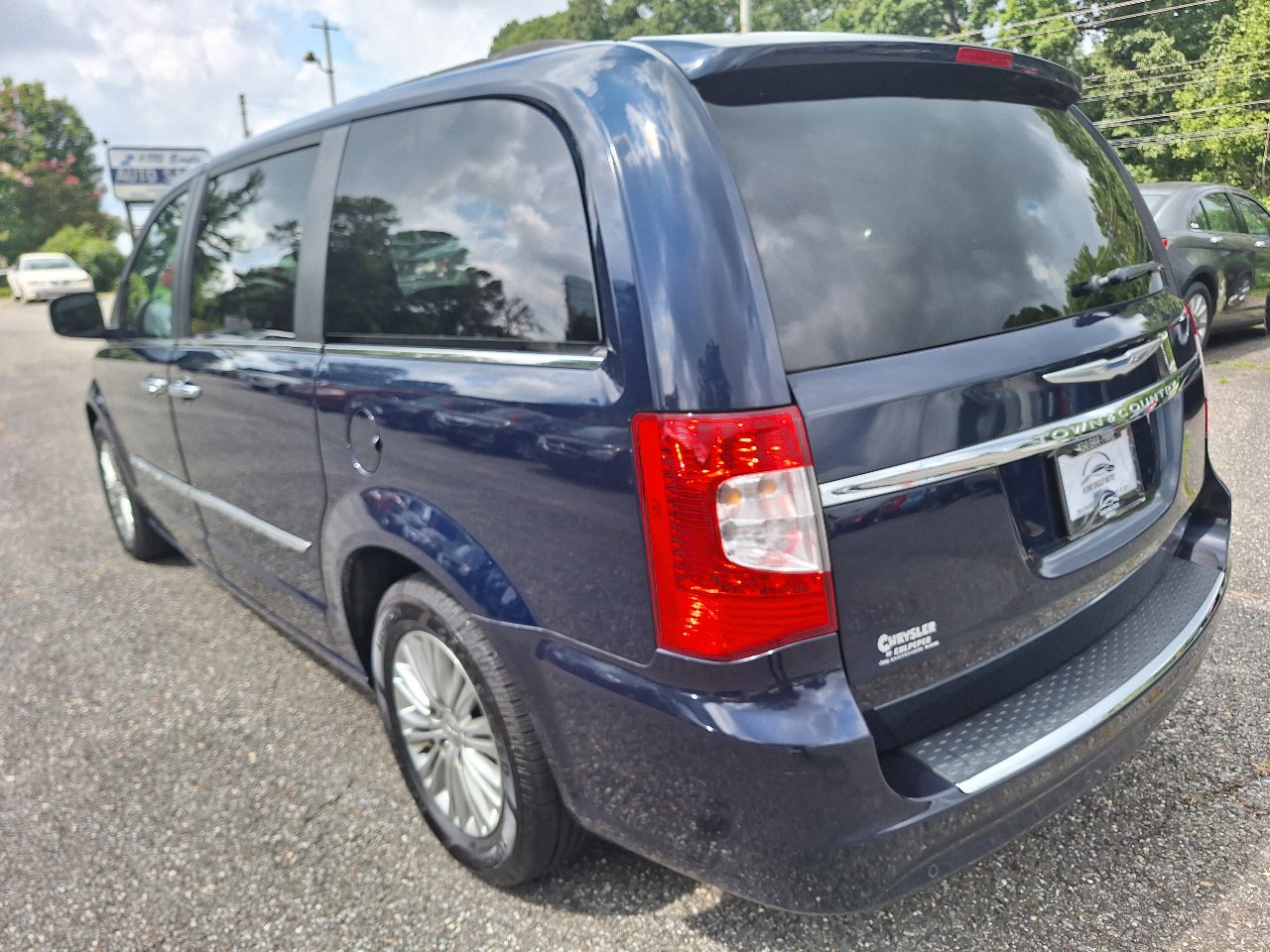 Used 2015 Chrysler Town & Country Touring-L w/ Driver Convenience Group image 6
