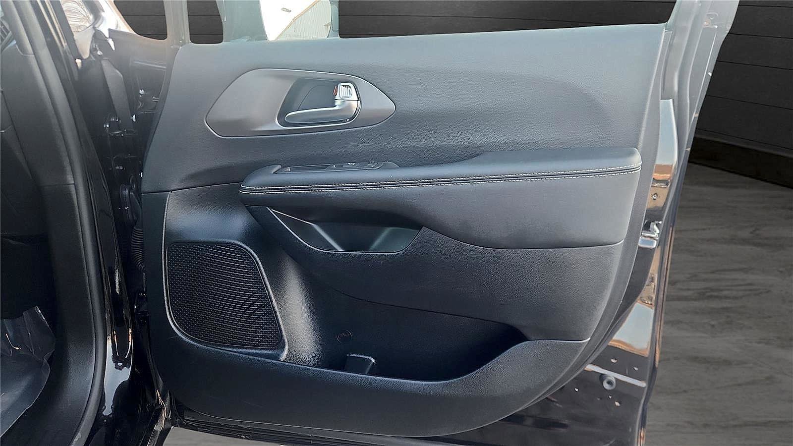 Used 2025 Chrysler Pacifica Select image 27