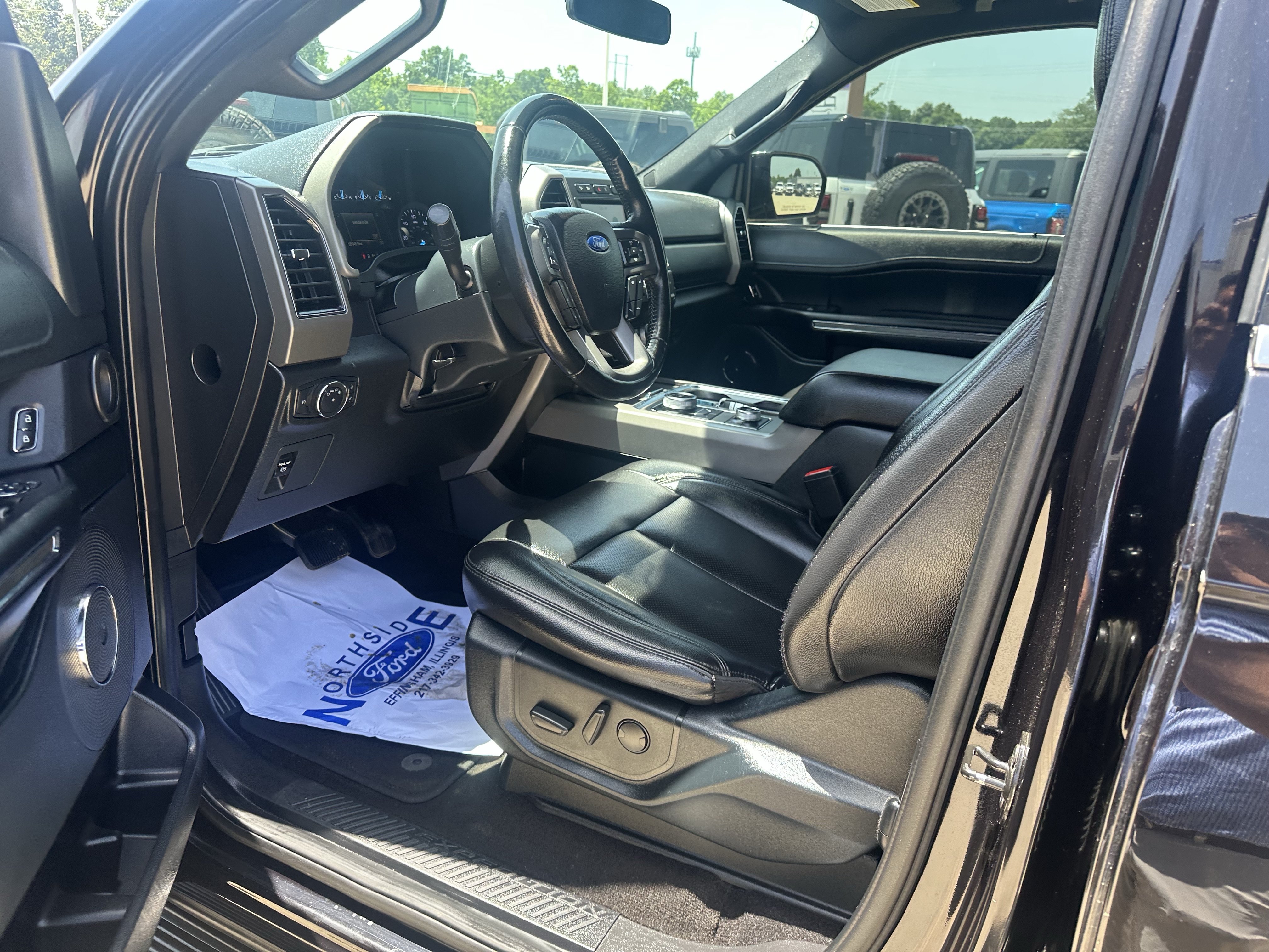 Used 2021 Ford Expedition XLT w/ Black Accent Package AWD/4WD image 17