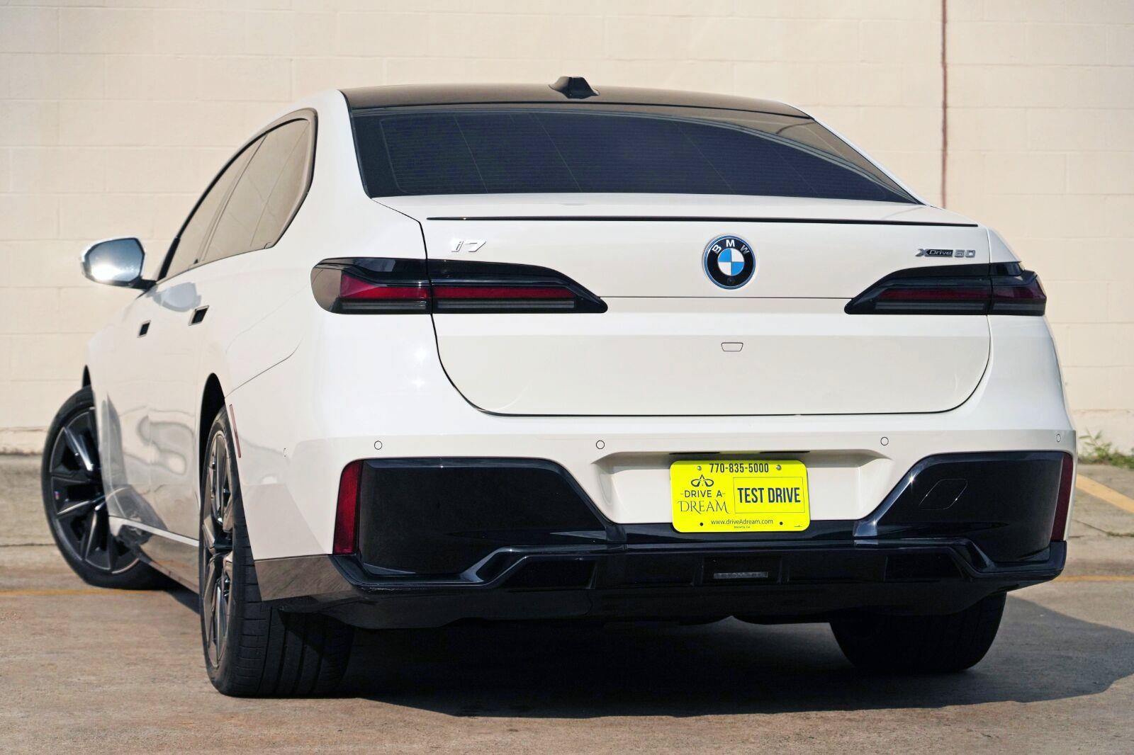 Used 2024 BMW i7 xDrive60 w/ Premium Package AWD/4WD image 4