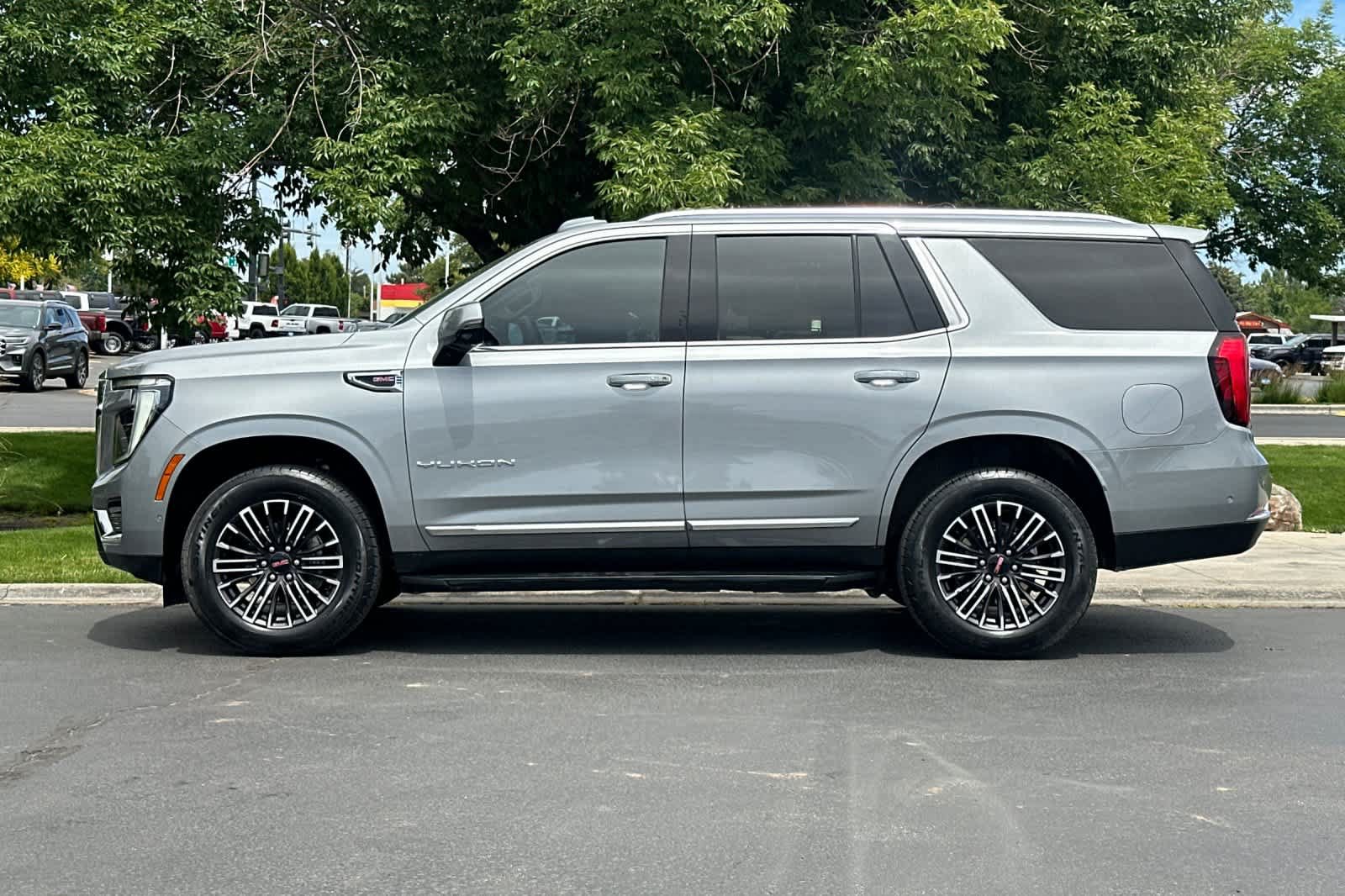 Used 2025 GMC Yukon Elevation AWD/4WD image 5