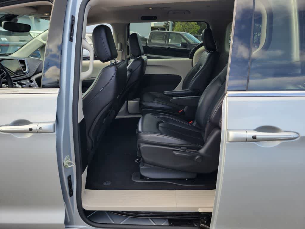 Used 2023 Chrysler Pacifica Touring-L image 13