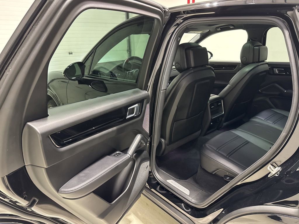 Used 2023 Porsche Cayenne w/ Premium Package AWD/4WD image 27