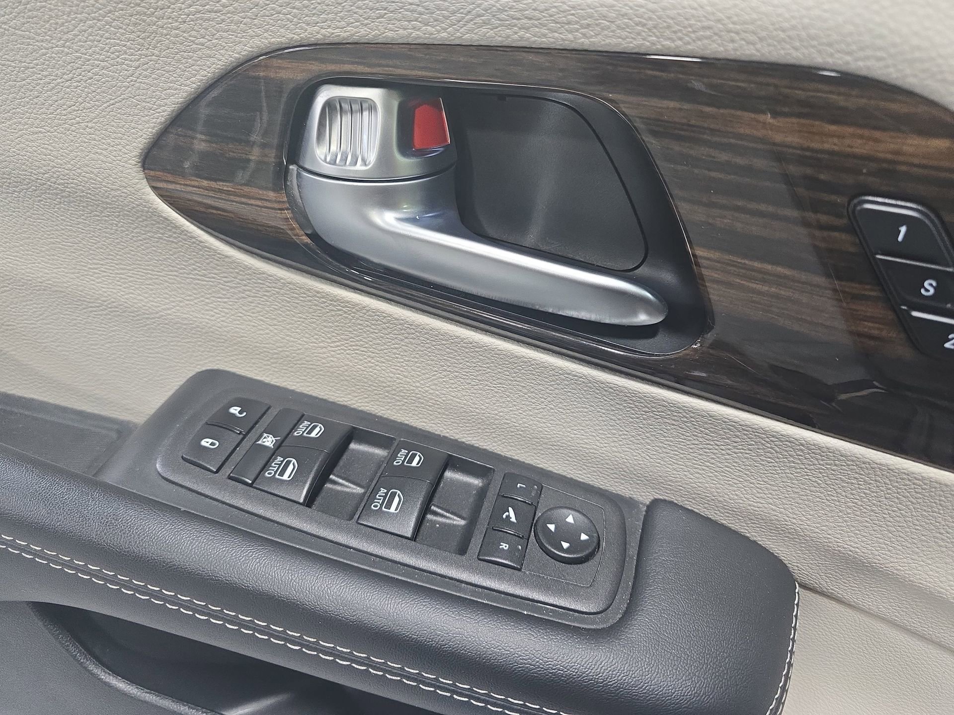 Used 2023 Chrysler Pacifica Limited image 26