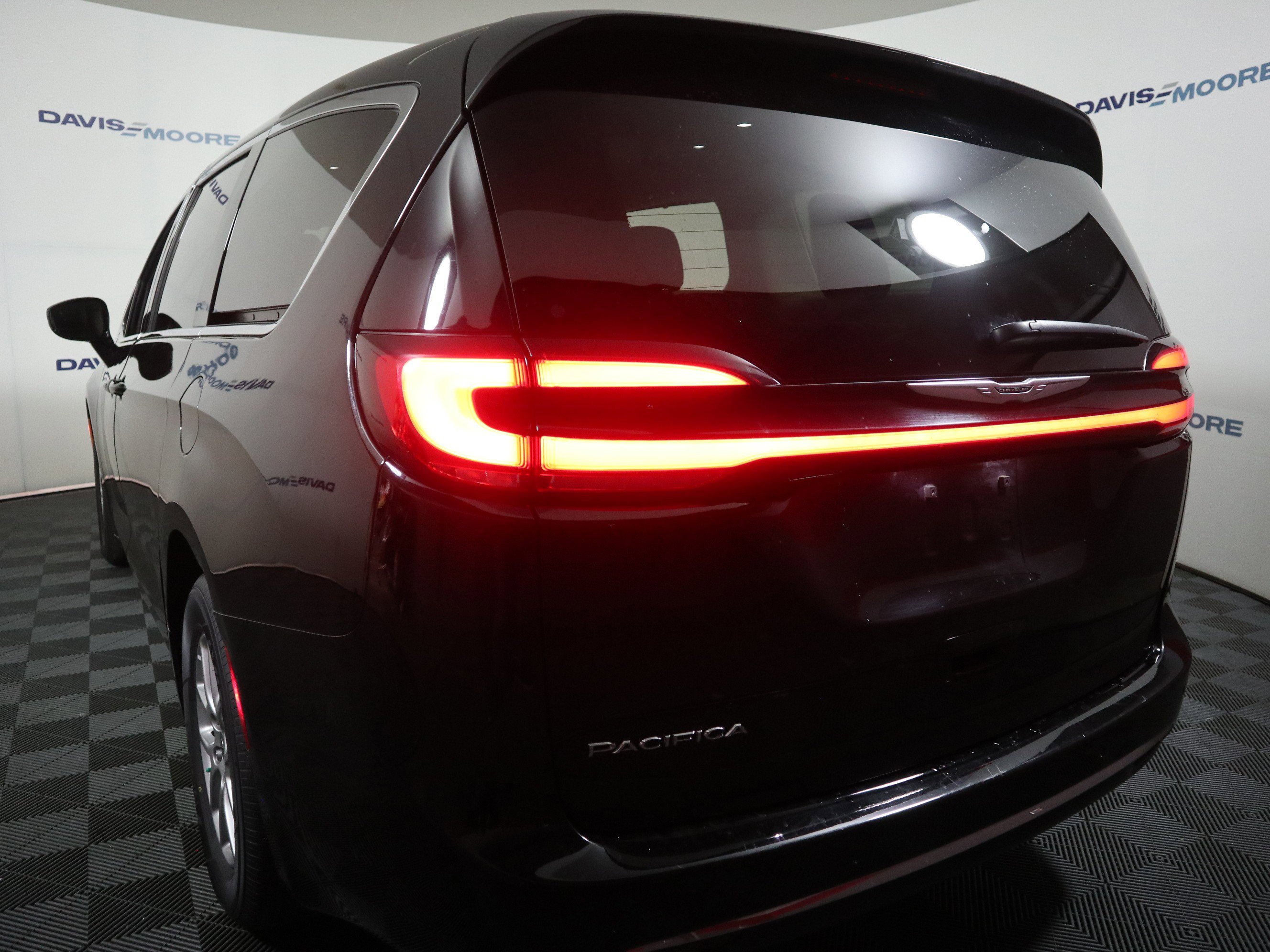 Used 2024 Chrysler Pacifica Touring-L image 9