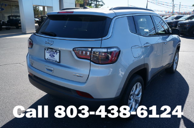 Used 2024 Jeep Compass Latitude AWD/4WD image 3