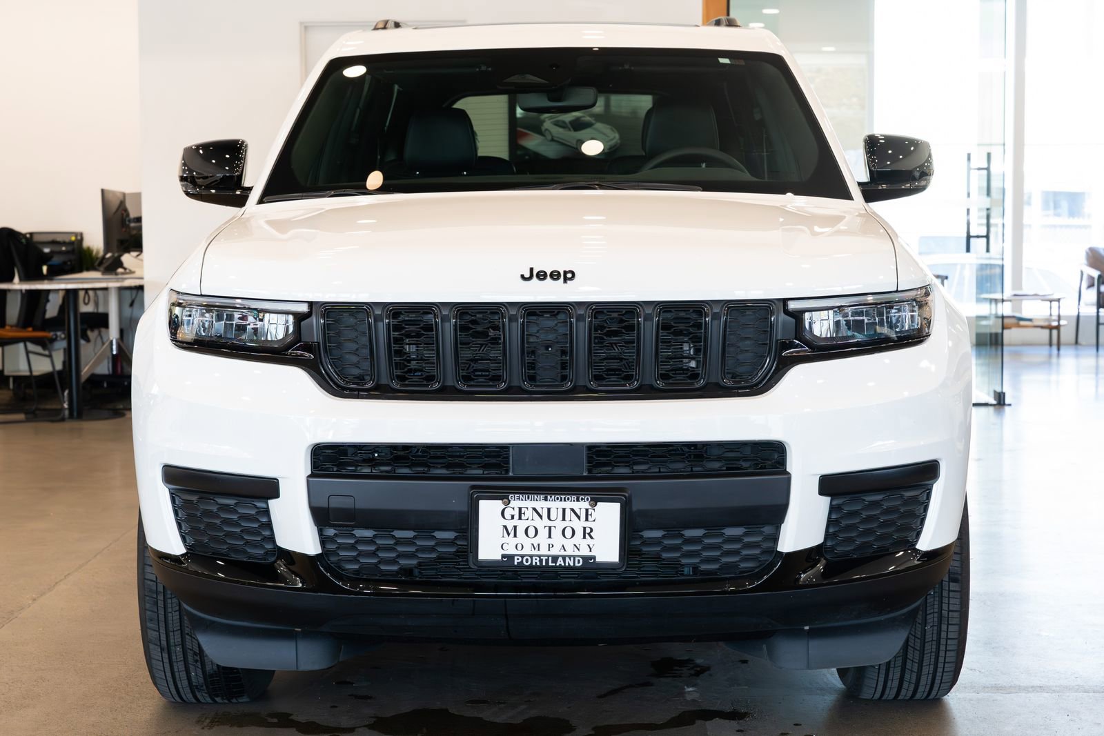 Used 2024 Jeep Grand Cherokee L Altitude AWD/4WD image 2